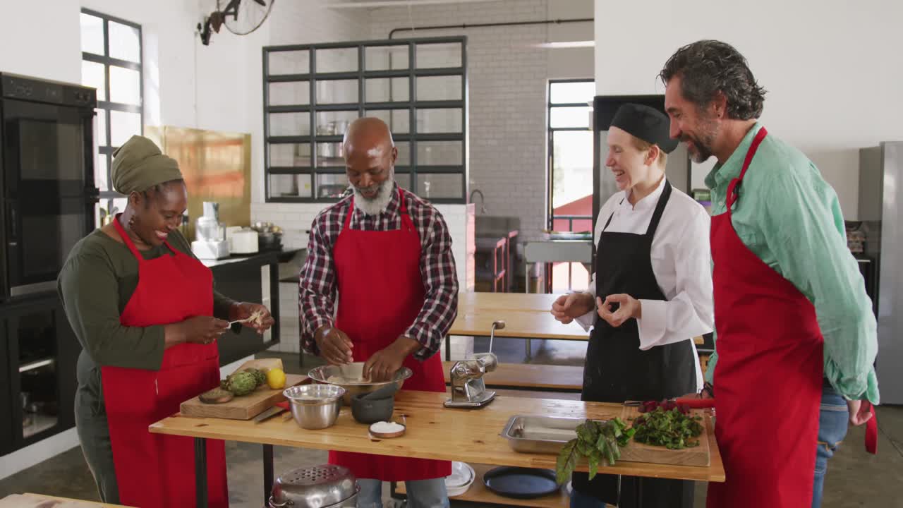 cocineros cocinando juntos
