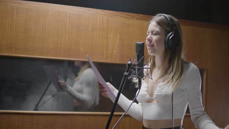 Hermosa-Cantante-Trabajando-En-Un-Estudio-De-Música