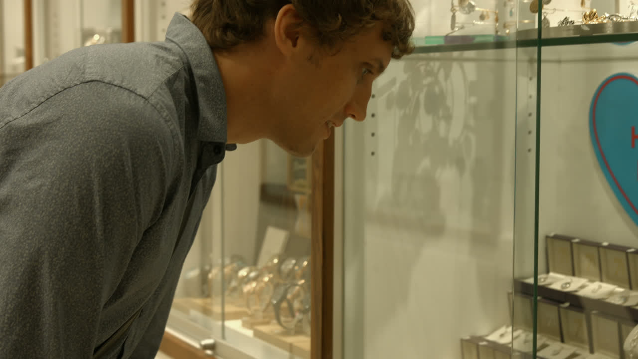 hombre recogiendo joyas en joyas