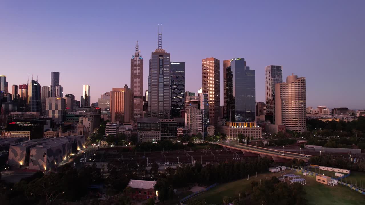 distrito financiero melbourne bloque de la ciudad resplandor púrpura del atardecer, australia