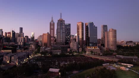 Distrito-Financiero-Melbourne-Bloque-De-La-Ciudad-Resplandor-Púrpura-Del-Atardecer,-Australia