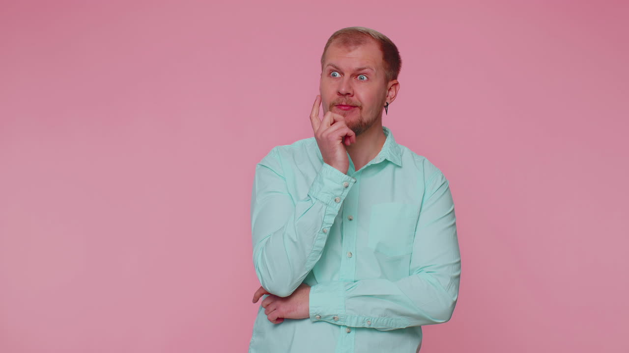 hombre adulto inspirado señalando con el dedo hacia arriba, mostrando el gesto eureka, solución, idea, inspiración, respuesta