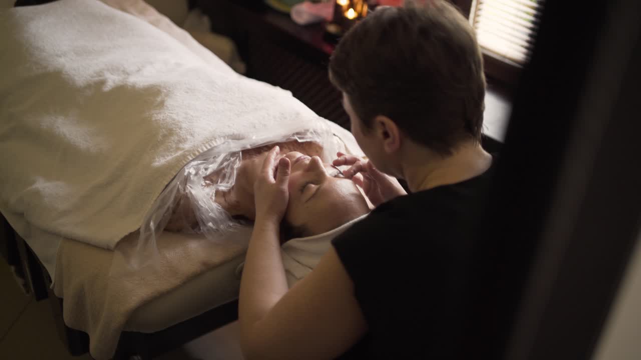 스파에서 얼굴 마사지 세션