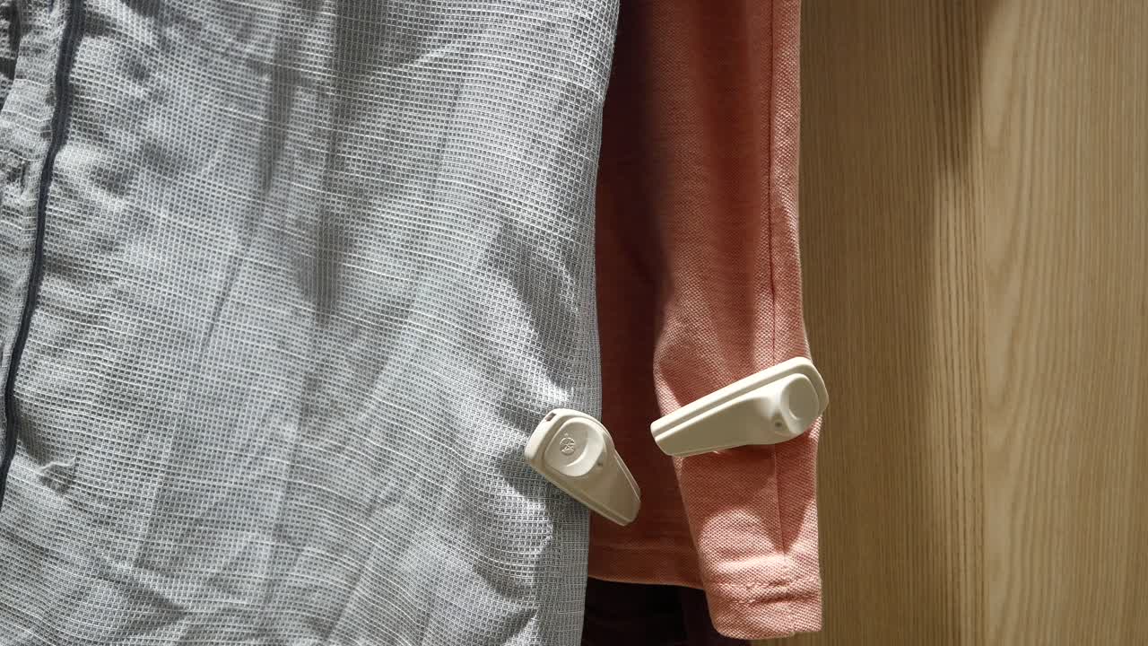 Vestiti con etichette antitaccheggio