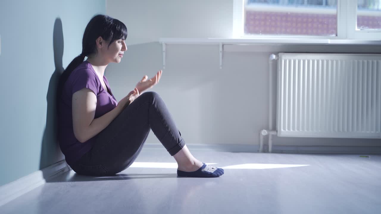 그 여자는 혼자 얘기하고 화를 내고 있습니다.