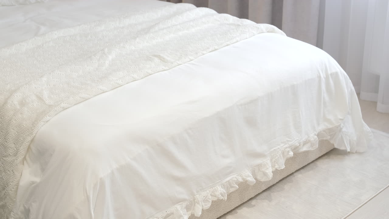 Interior de dormitorio moderno con ropa de cama blanca e iluminación cálida