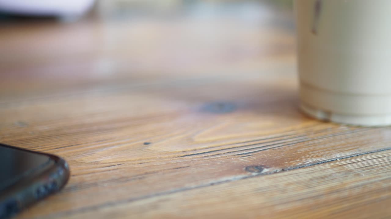 나무 테이블 위에 버곤디 선글라스