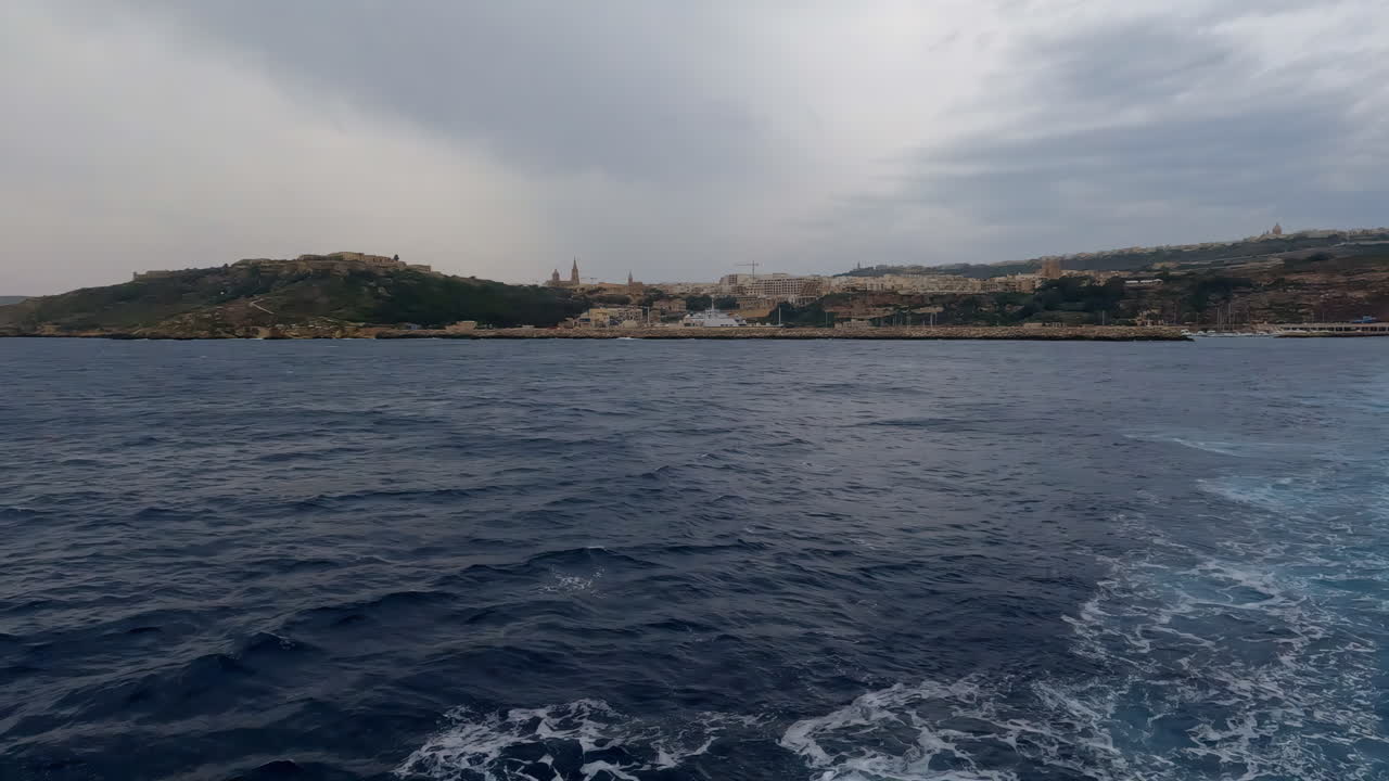 Sakte film-visning, ser tilbake fra vannet mot Valletta, Malta