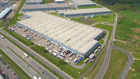 tomada aérea de un almacén industrial