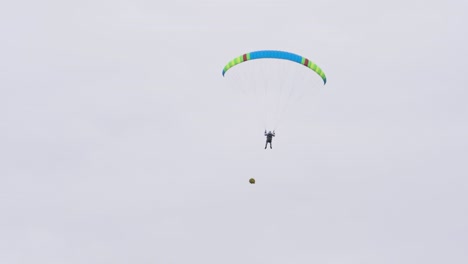 persona en parapente en un cielo nublado