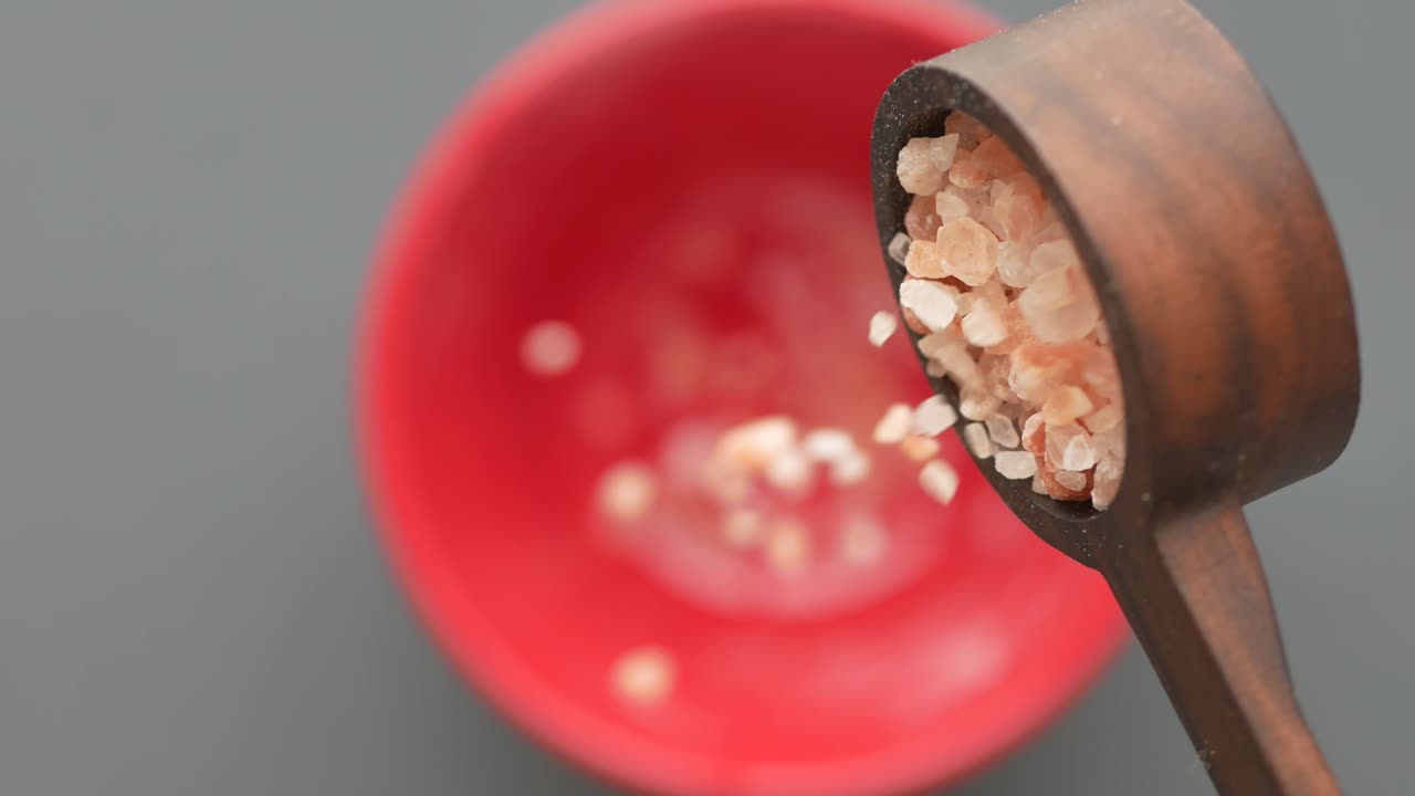 분홍색 소금은 그으로 옮겨집니다.