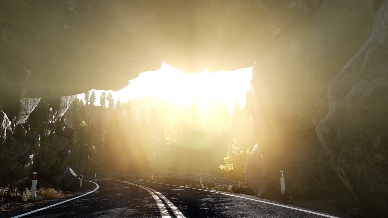 camino rocoso tonel en la montaña al atardecer