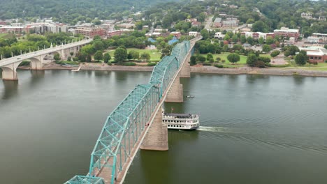 Barco-De-Vapor-Paddleboat-Pasa-Por-Debajo-Del-Puente-Sobre-El-Río-Tennessee-En-Chattanooga