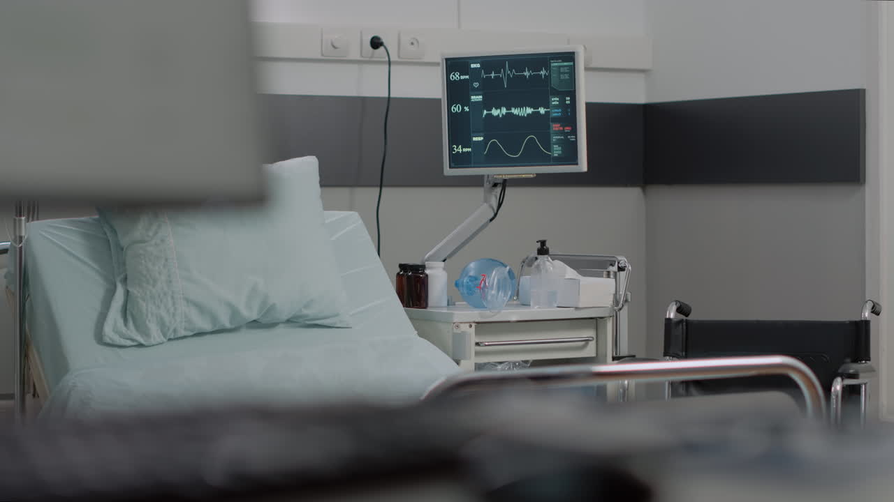 Nobody in hospital ward with heart rate monitor and bed