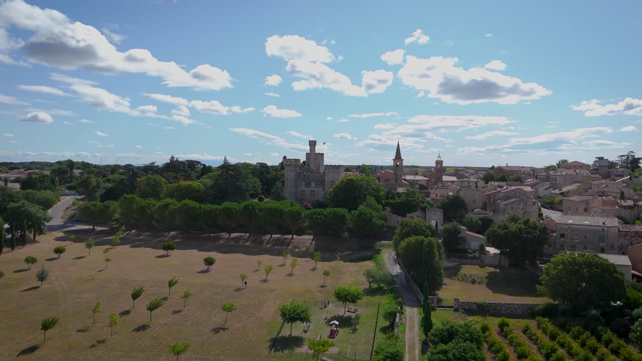 포도 ⁇  들 이 있는  ⁇  위 에서 chateau pouzihllac 의 공중 촬영