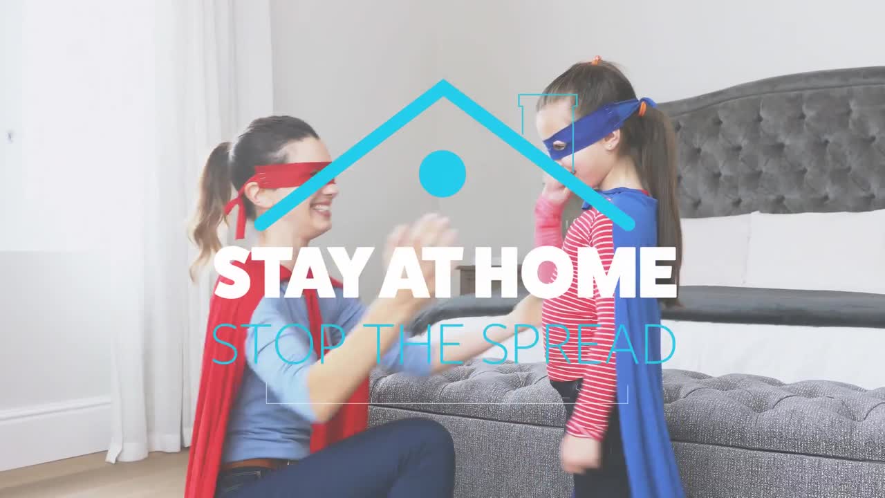 백인 여성과 그녀의 딸이 입은 파란 지붕  ⁇ 에서 사회적 거리두기 메시지의 애니메이션