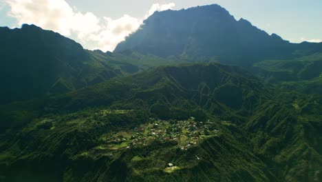 在背景中的piton del neige无人机慢慢地飞到拉诺维尔附近在拉团聚的马法特马戏团