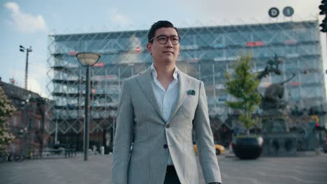 韓国のビジネスマンが街で時間をチェックしている