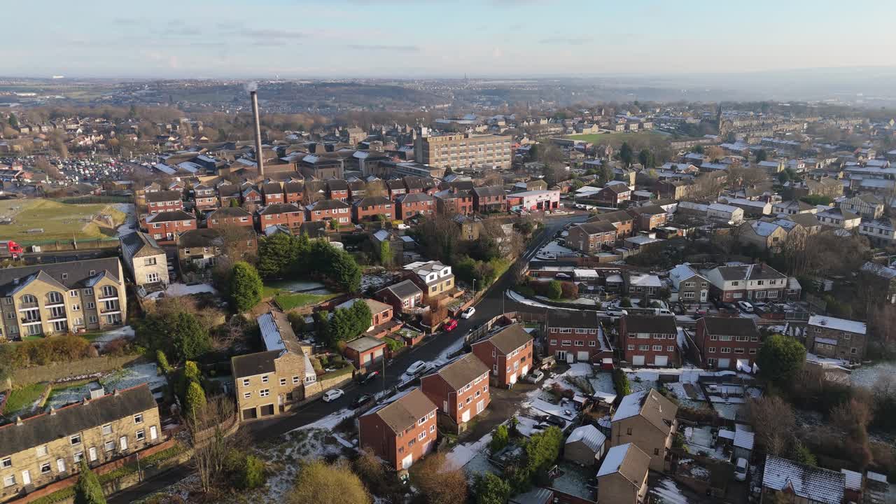 la vista de invierno del ojo de drone captura el típico desarrollo de viviendas de propiedad del consejo urbano del reino unido de dewsbury moor estate con casas adosadas de ladrillo rojo y el industrial yorkshire