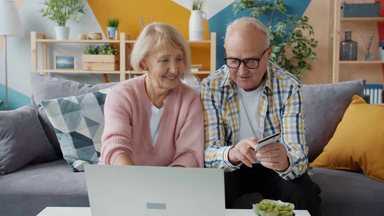 старшая пара делает покупки в интернете