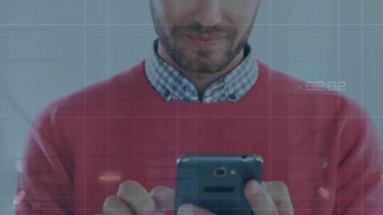 animación del procesamiento de datos sobre un empresario caucásico que usa un teléfono inteligente
