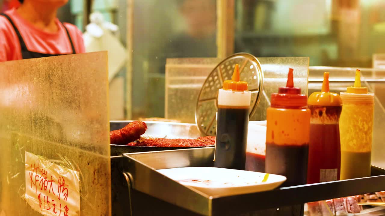 바쁜 거리 상점 에서 향신료 와 음식