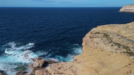 Agujero-Azul-Junto-A-La-Ventana-Azul-En-Gozo,-Isla-De-Malta