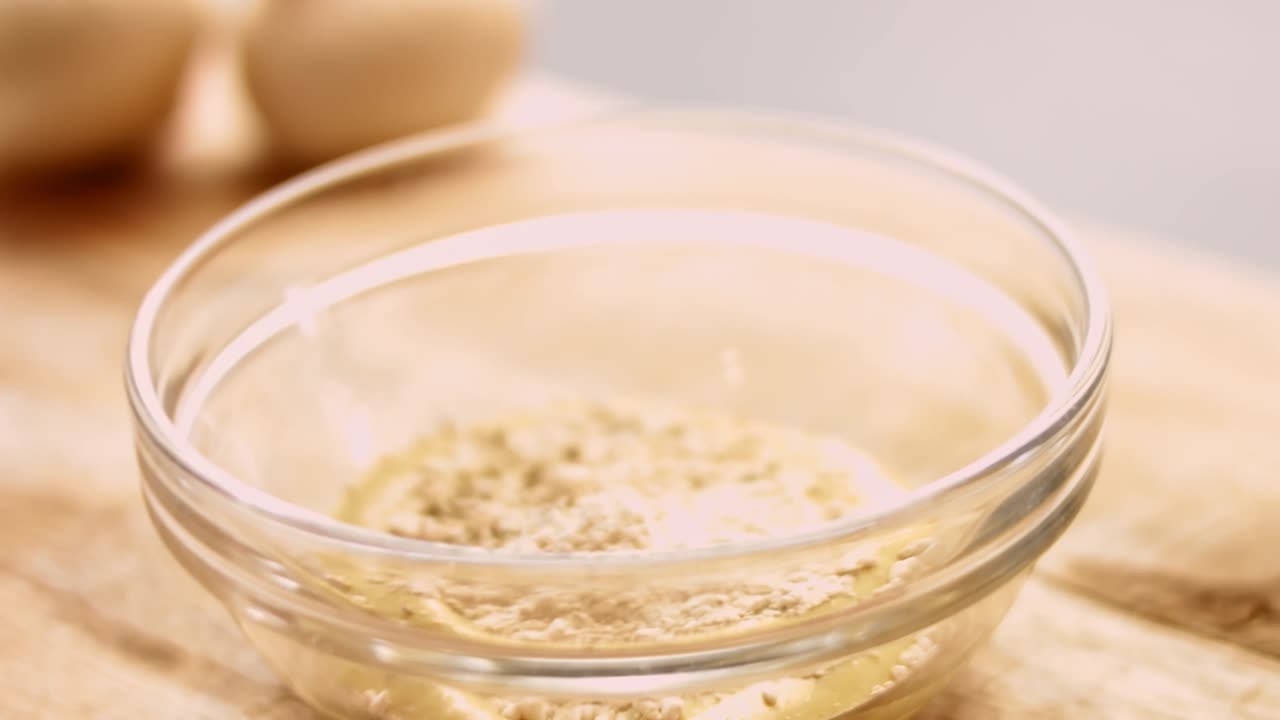 마스터드에 검은 고추와 은 마늘을 추가하십시오. 4k 영화 촬영 비디오 레시피