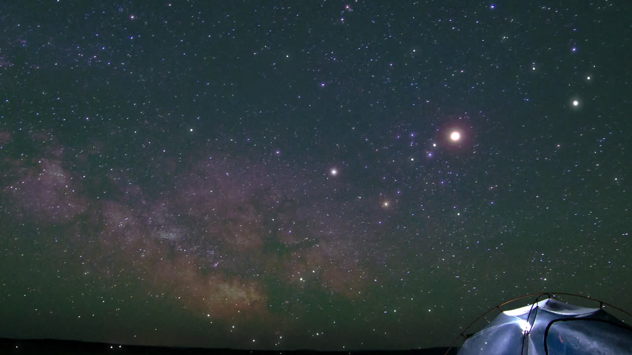 Video di una tenda e vista aerea del cielo.