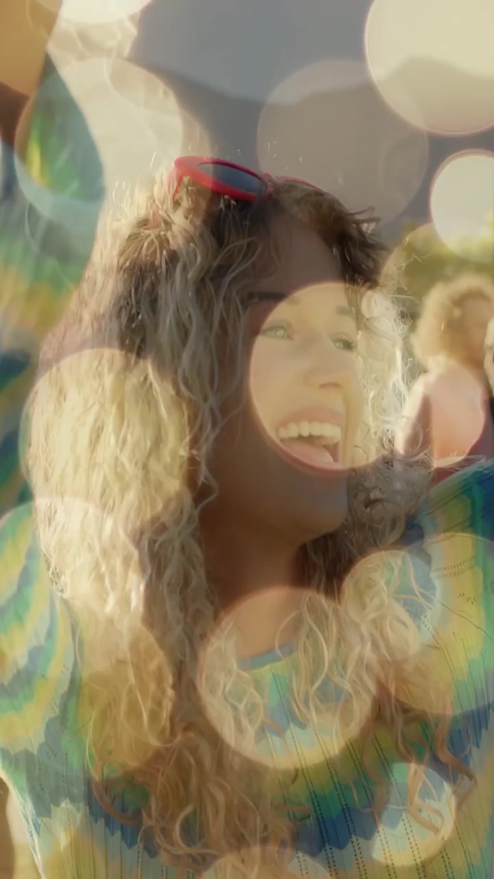 Video verticale: Donna che ride e si gira verso la piscina per promuovere uno stile di vita, con effetto bokeh sovrapposto