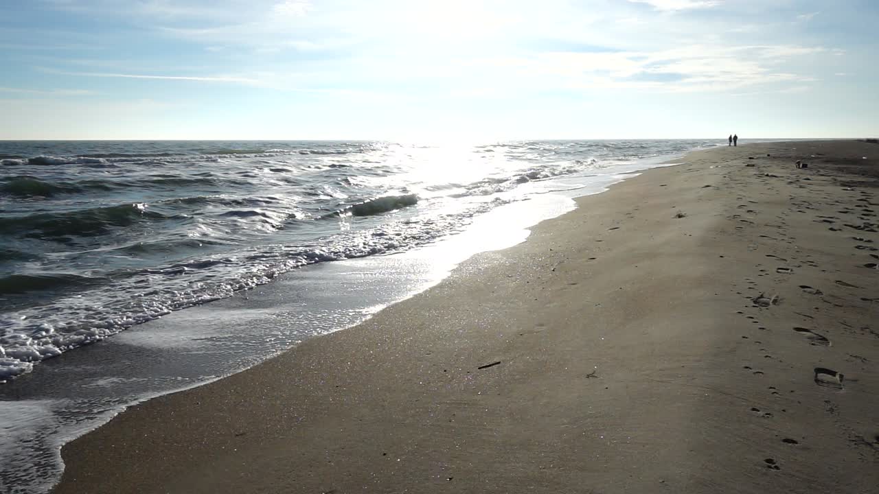 Havbølge. Slowmotion. Optagelse på stranden.