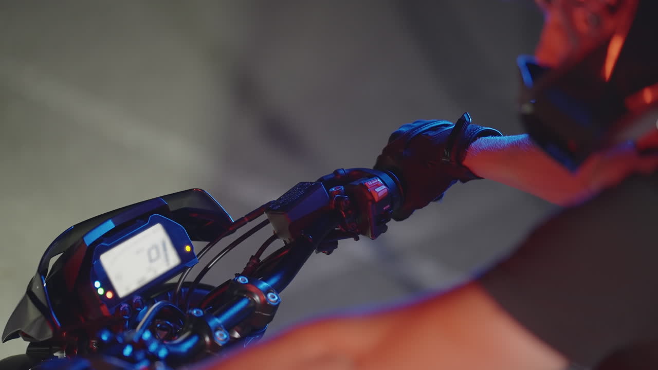 motociclista en un paseo nocturno