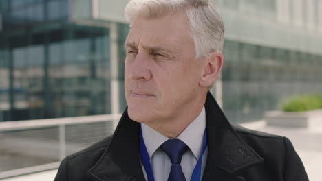 retrato de un ambicioso empresario sénior ceo buscando pensamiento pensativo en la ciudad urbana edificio de oficinas de fondo al aire libre