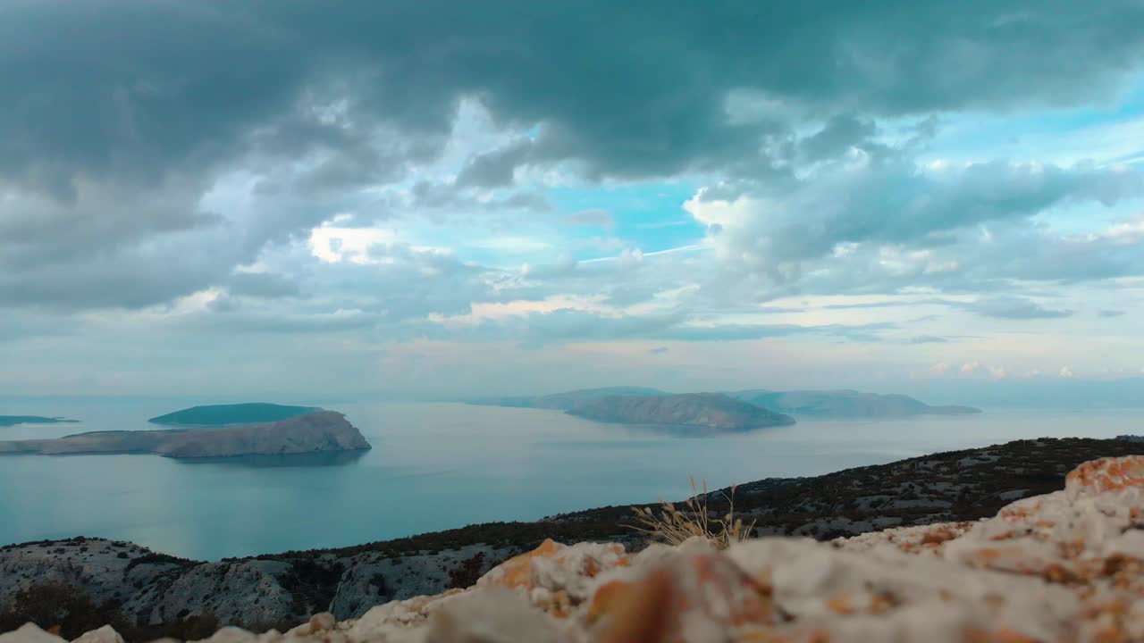 панорамный снимок скалистого берега моря и островов в пасмурный день