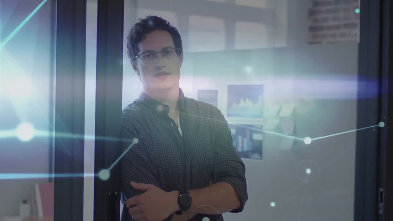 animación de la red de conexiones sobre el hombre en la oficina