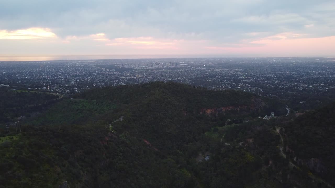 큰 애들레이드의 멋진 전망은 황혼에 찍힌 큰 언덕 뒤에서 나타납니다.