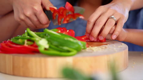 Mädchen-Schneidet-Paprika-Mit-Einem-Elternteil