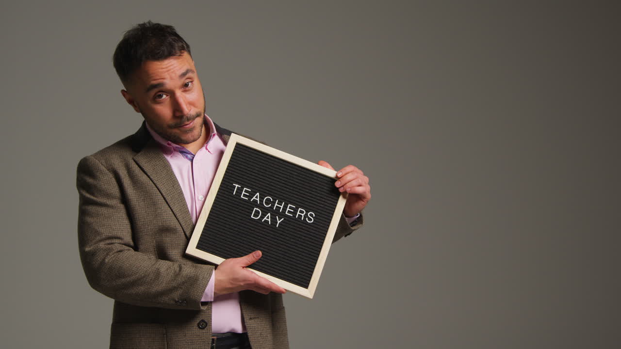 교사 의 날 을 읽는 편지판 을 들고 있는 사람