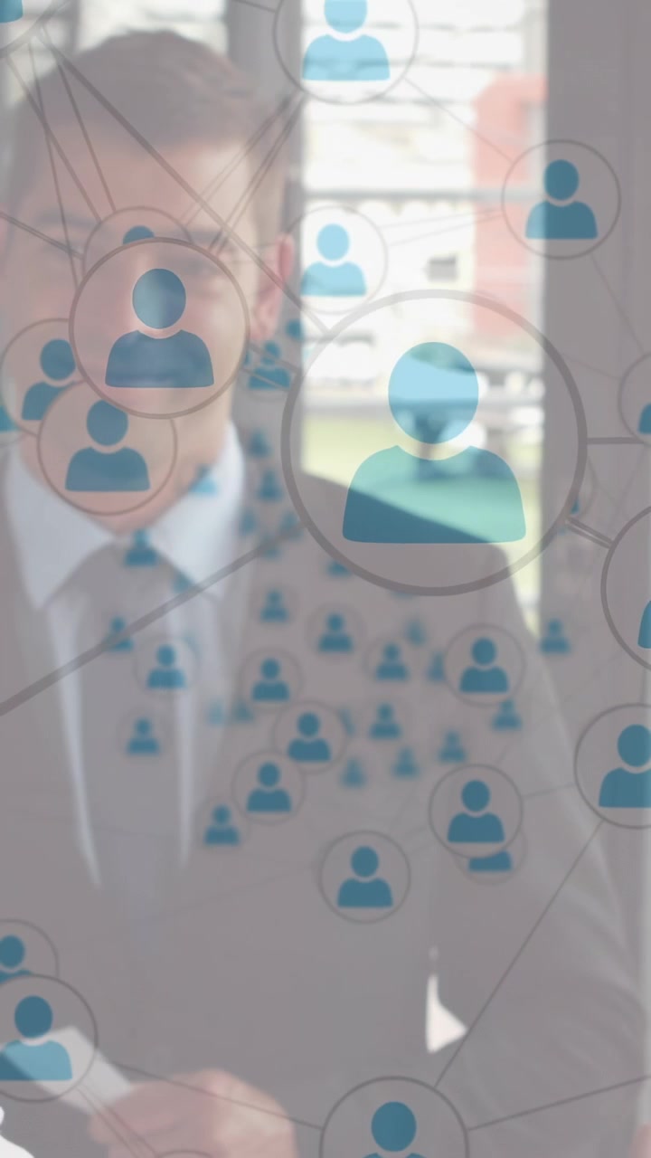 Uomo d'affari che legge una tessera alle porte a vetri, avviando una sovrapposizione di avatar blu che collega i contatti.