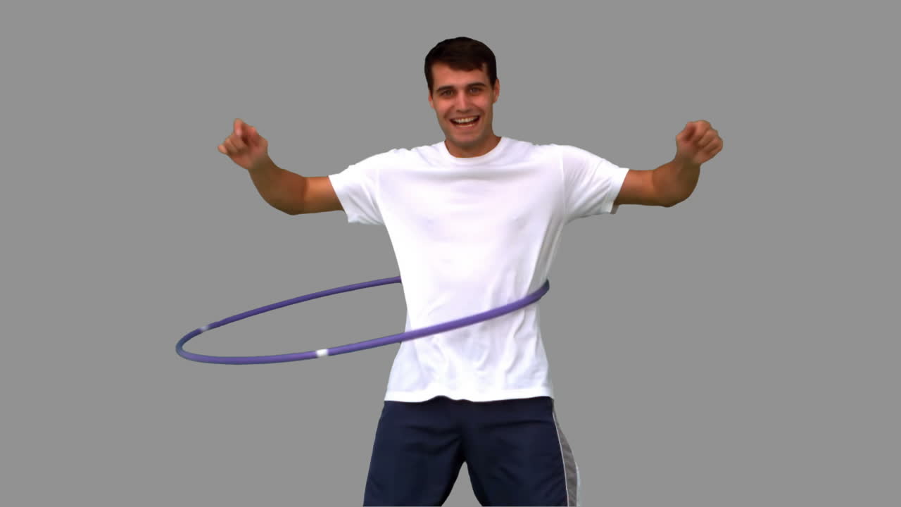 hombre jugando con un hula hoop en la pantalla gris