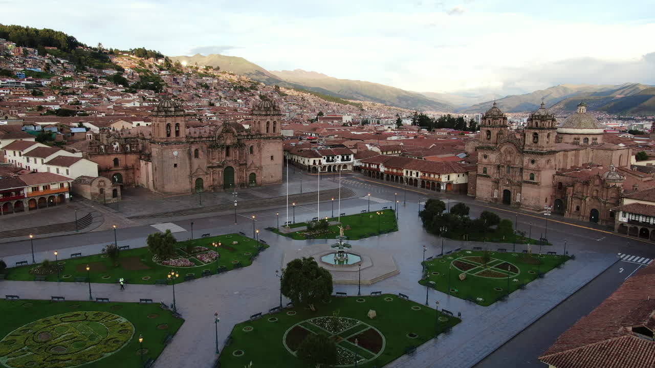 imágenes aéreas diurnas de 4k de la plaza de armas en la ciudad de cusco, perú durante la cuarentena del coronavirus, camión y sartén de izquierda a derecha, toma de gran angular