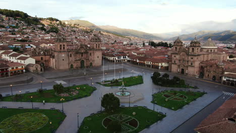 images aériennes 4k de jour de la plaza de armas dans la ville de cusco, pérou pendant la quarantaine des coronavirus, camion et casserole de gauche à droite, prise de vue au grand angle