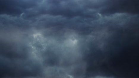 4k-thunderstorm,-flying-through-in-dark-sky