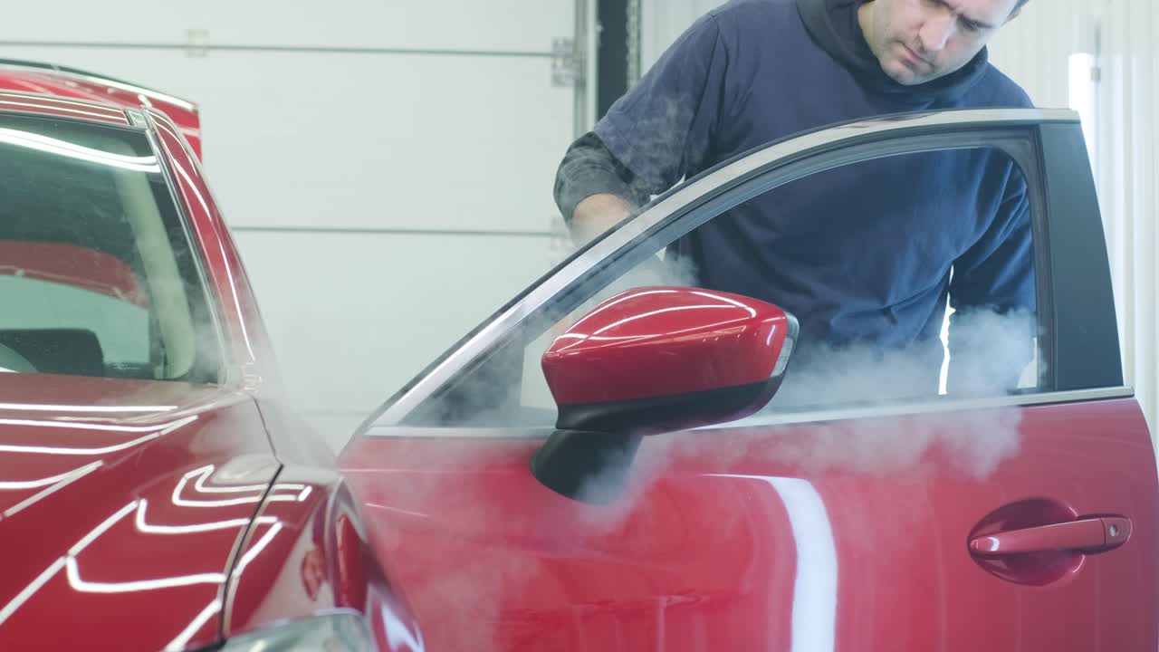 전문적인 자동차 청소. 샤워. 인테리어 세부 사항. 자동차 인테리어를 건조 청소 및 세부 사항; 깊은 좌석 청소; 자동차 세탁에서 거품을 는; 먼지에서 자동차 패널을 청소하는; 진공청소기