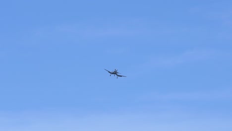 Avión-De-Combate-Corsario-F4u-Volando-Con-El-Tren-Bajado,-Diseño-De-Ala-De-Gaviota-Invertida