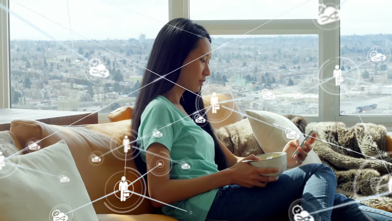 animación de la red de conexiones con personas iconos sobre mujer asiática usando teléfono inteligente