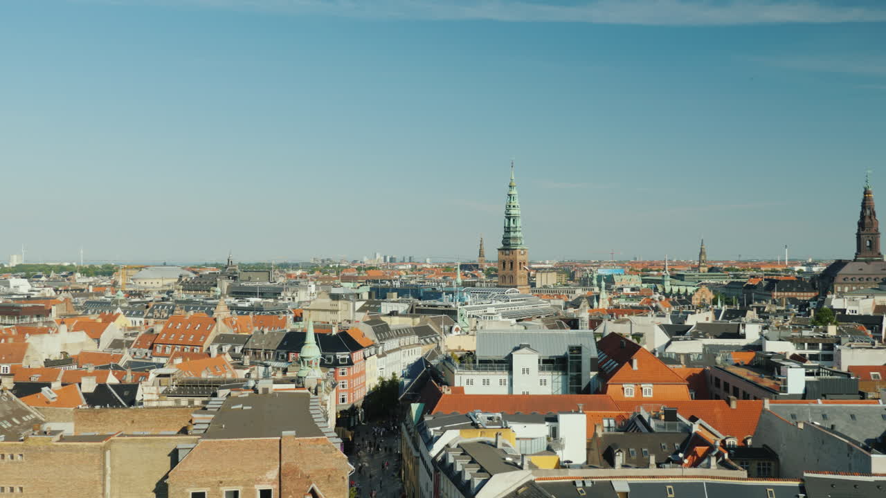 Město Kodaň Staré město často se starými taškovými střechami a věžemi 4K video