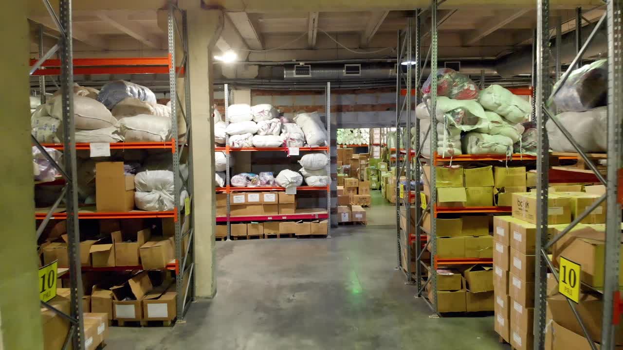 저장 선반과 상자를 가진 창고 내부