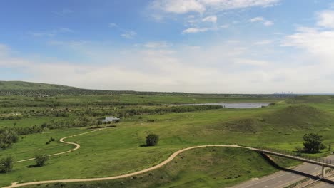 Panorámica-De-Drones-Sobre-Un-Pintoresco-Parque-Y-Carril-Bici