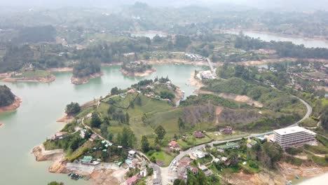 la vista del lago desde la roca en colombia